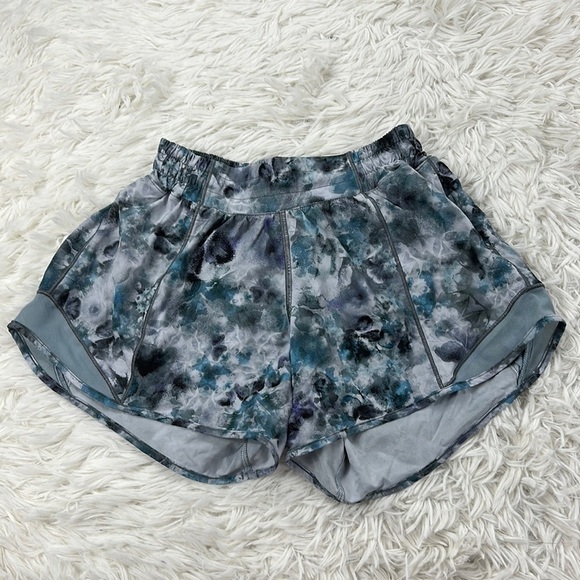 Lululemon Hotty Hot Low Rise Short 4" Kaleidofloral Multi / Blue Cast - Picture 1 of 5